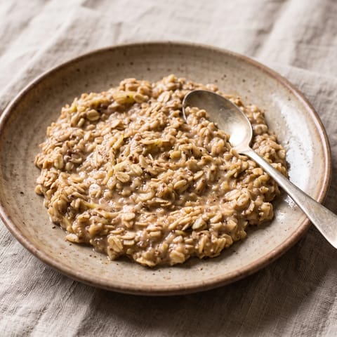 Apple & Cinnamon Lactation Oatmeal with Brewer's Yeast - Apple-pie oatmeal with the full lactation-kitchen lineup